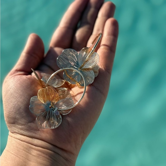 Chic Gold Floral Hoop Earrings - Picture 5 of 9